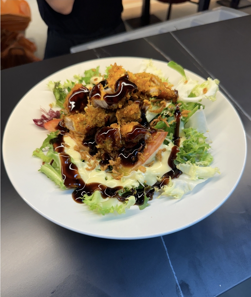 La crujiete,trozos de pollo crujiente salsa miel mostaza tomate cebolla frita 